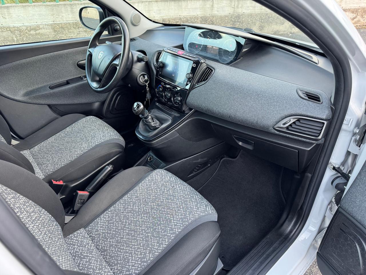 Lancia Ypsilon 1.0 FireFly 5 porte S&S Hybrid Ecochic Silver