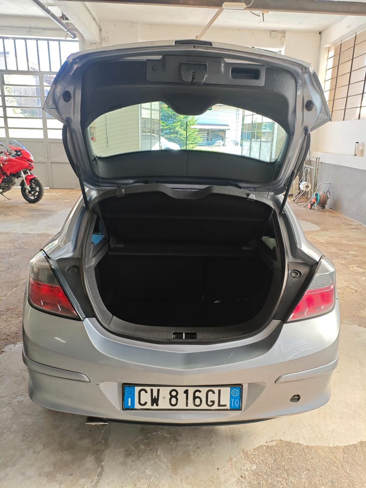 Opel Astra GTC 1.9 CDTI 120CV 3 porte Sport