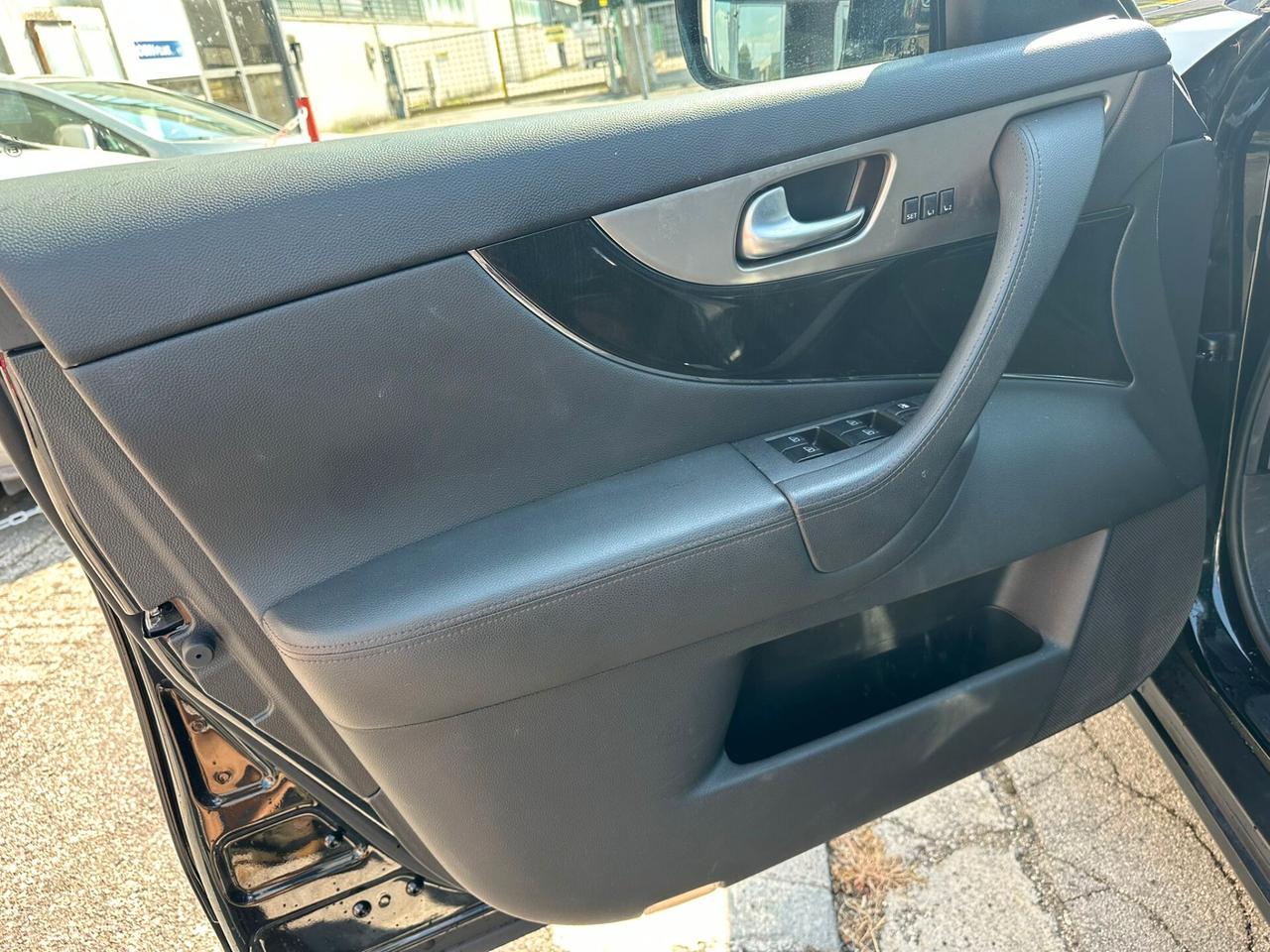 Infiniti QX70 3.0 diesel V6 AT GT Premium