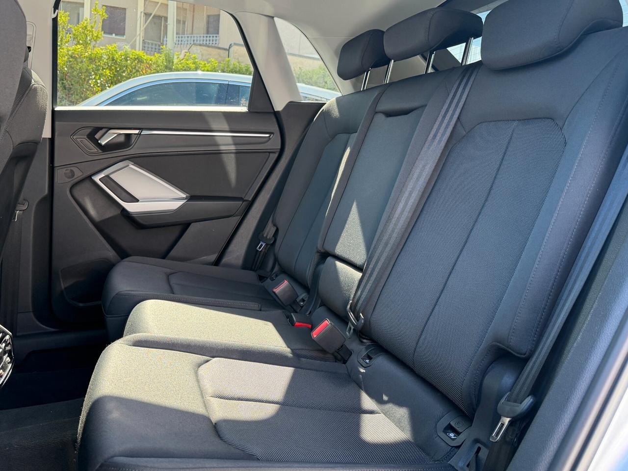 Audi Q3 35 TDI S tronic Identity Black