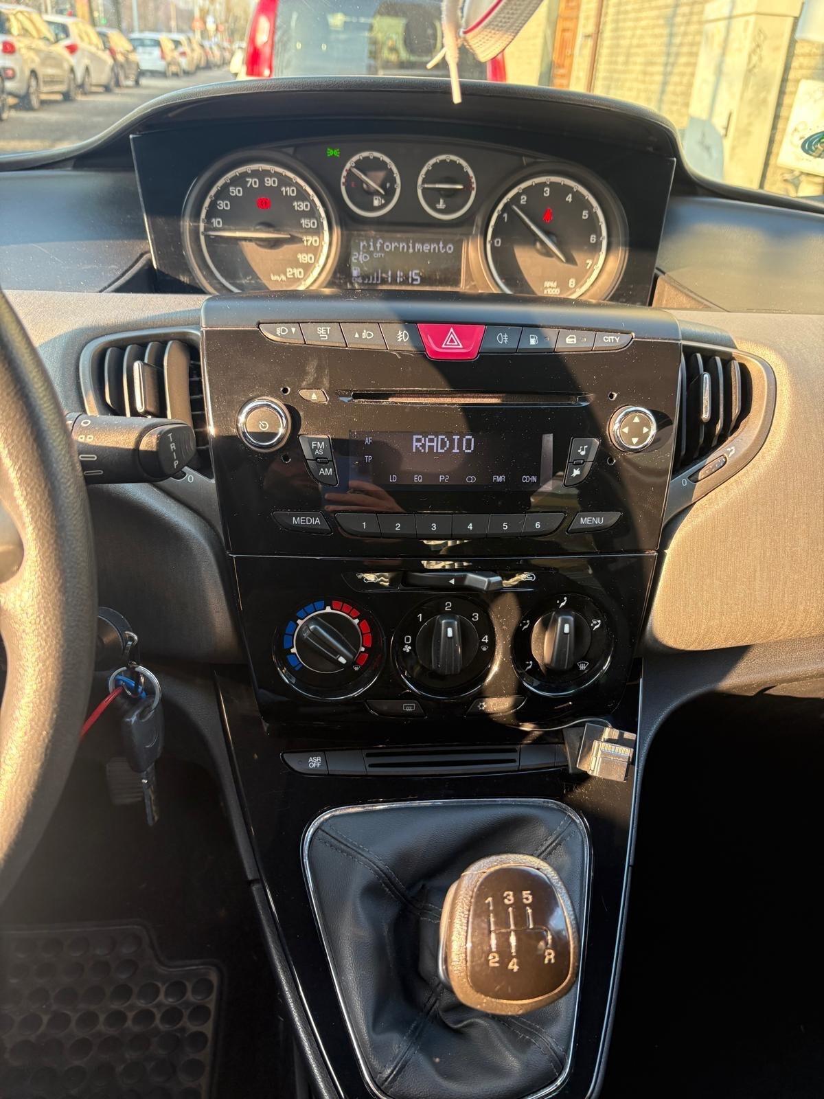 Lancia Ypsilon 0.9 TwinAir 85 CV GAS Ecochic Gold