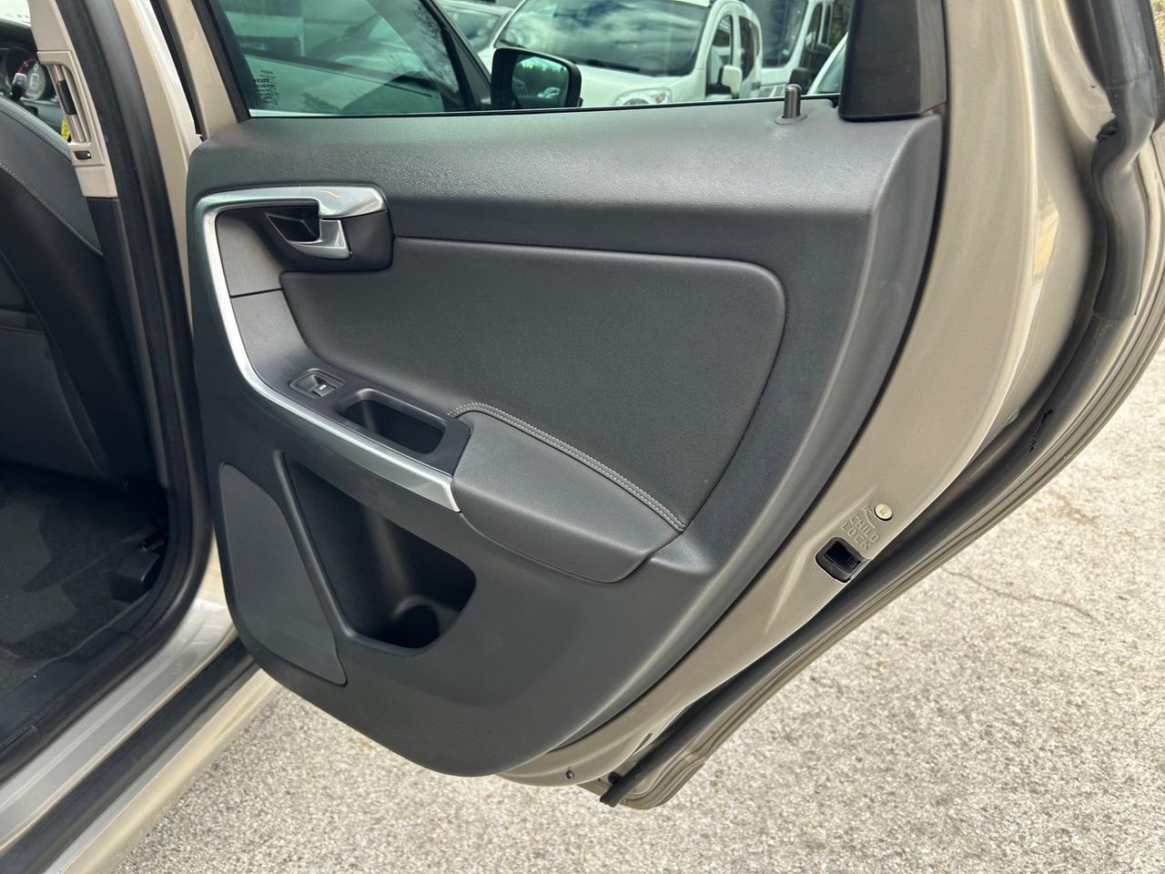 Volvo XC 60 XC60 D4 R-design Momentum Euro6