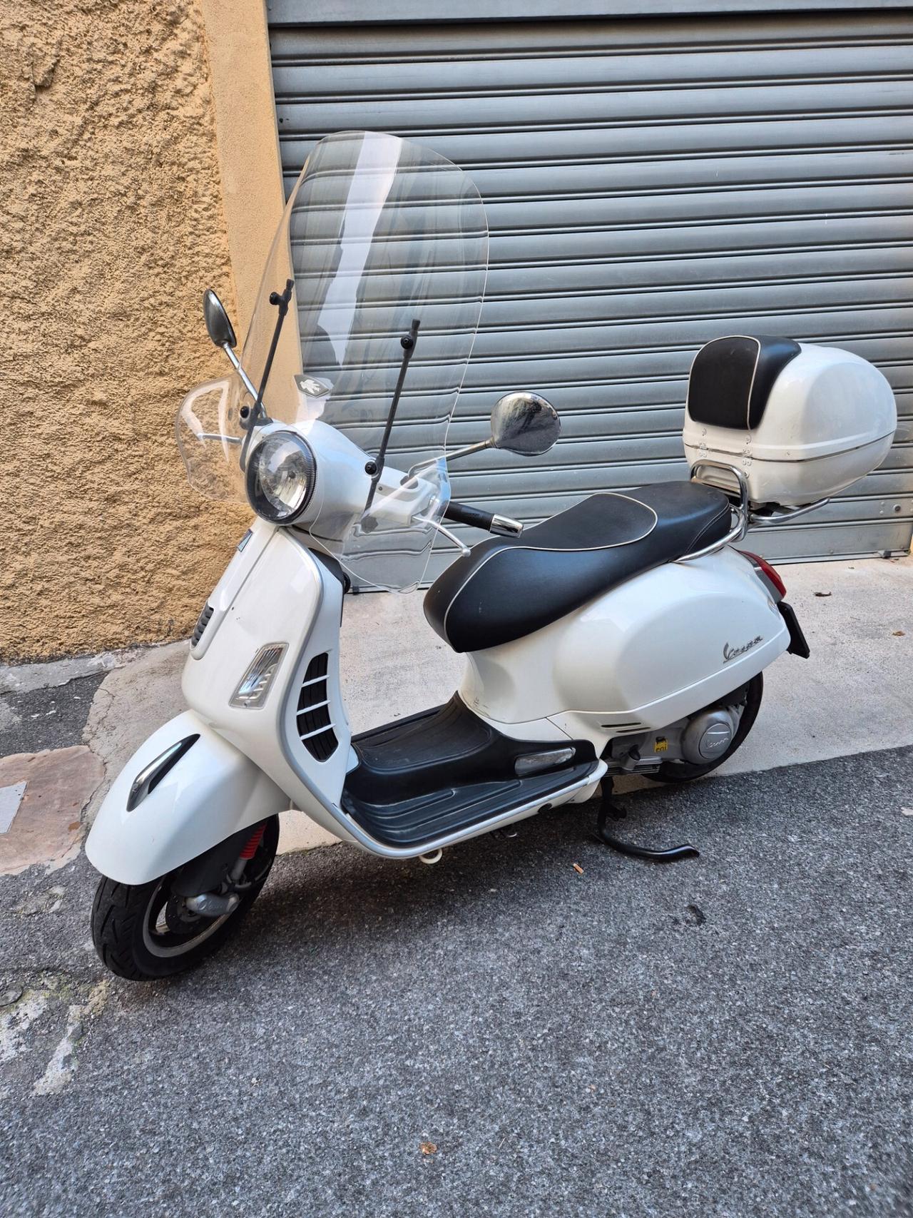 Piaggio Vespa 300 GTS