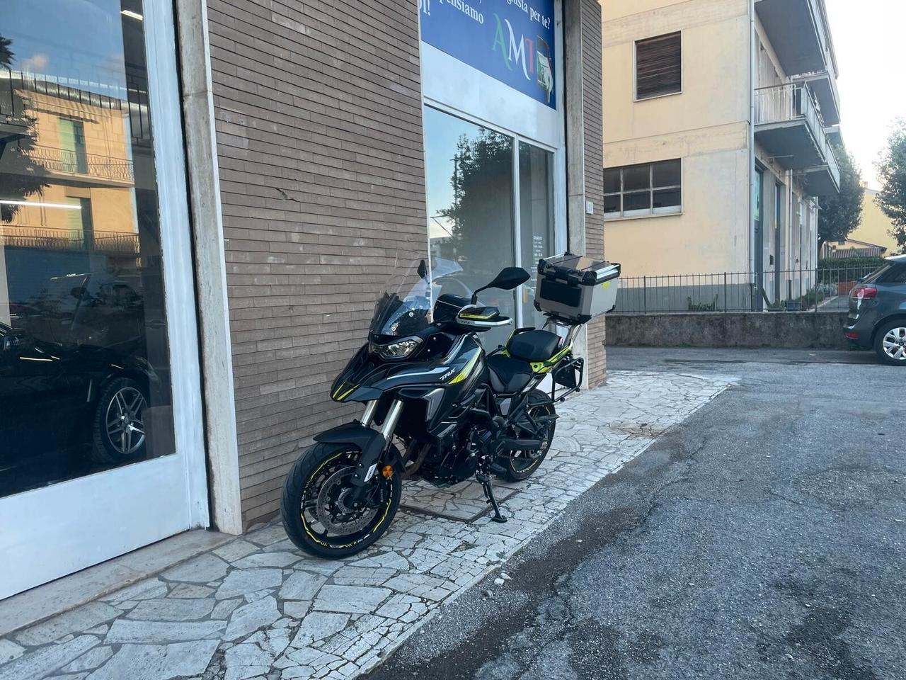 Benelli TRK 702 + TRIS DI VALIGE