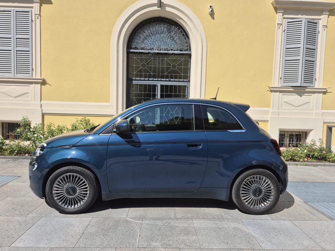 500e 42 kWh Long Range Display CRUISE CONTROL