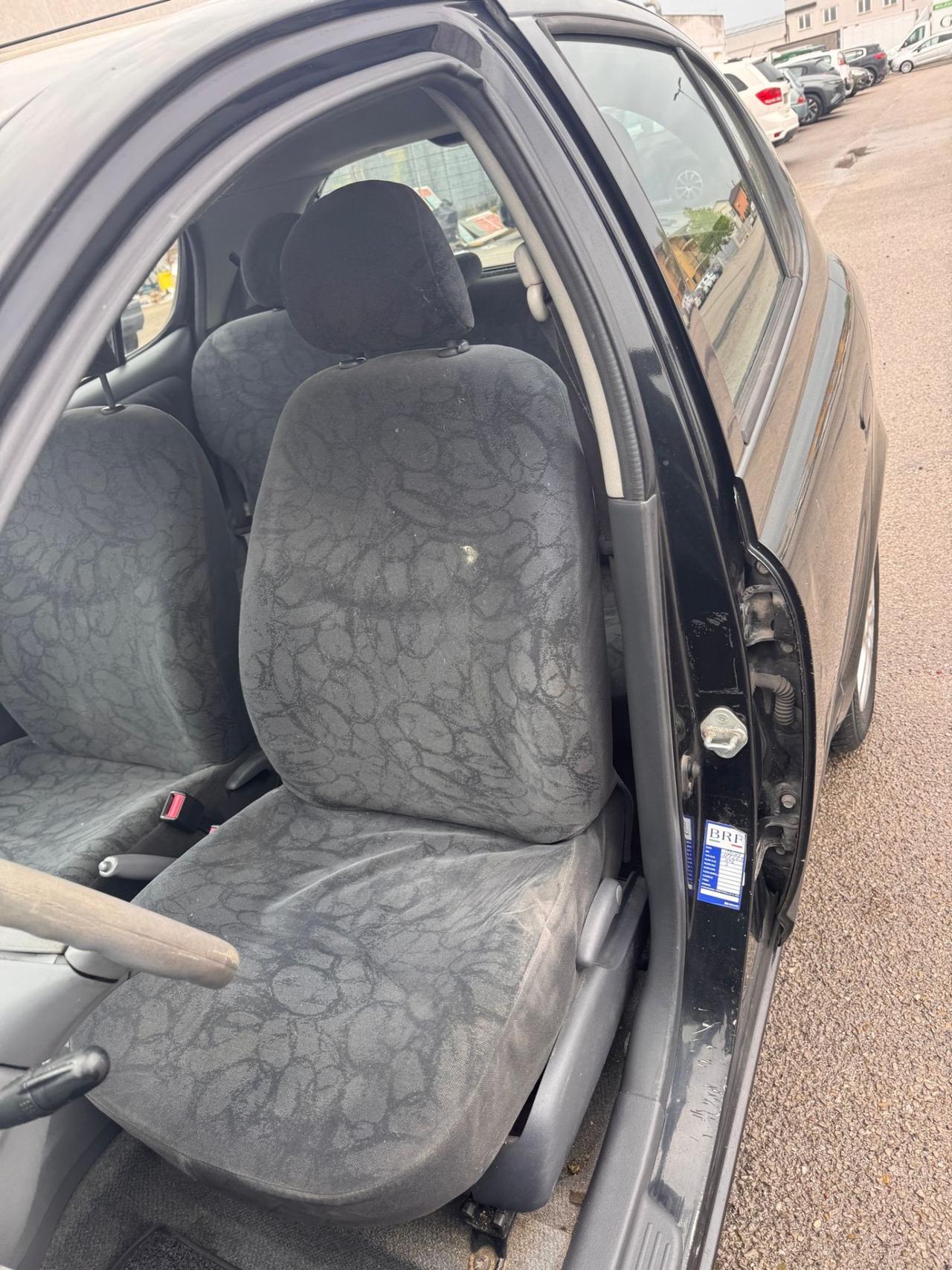 Toyota Yaris 1.0i 16V cat 5 porte Sol