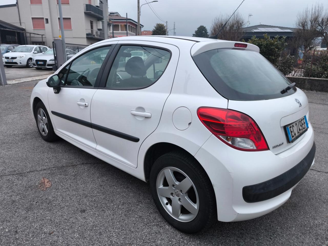 PEUGEOT 207 1,4 BENZINA- OK NEOPATENTATI