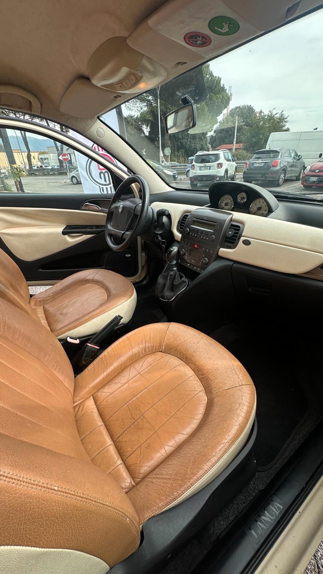 Lancia Ypsilon 1.2 16V Platino