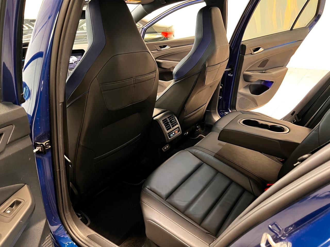 Volkswagen Golf 8 R 2.0 TSI DSG 4Motion AKRAPOVICH