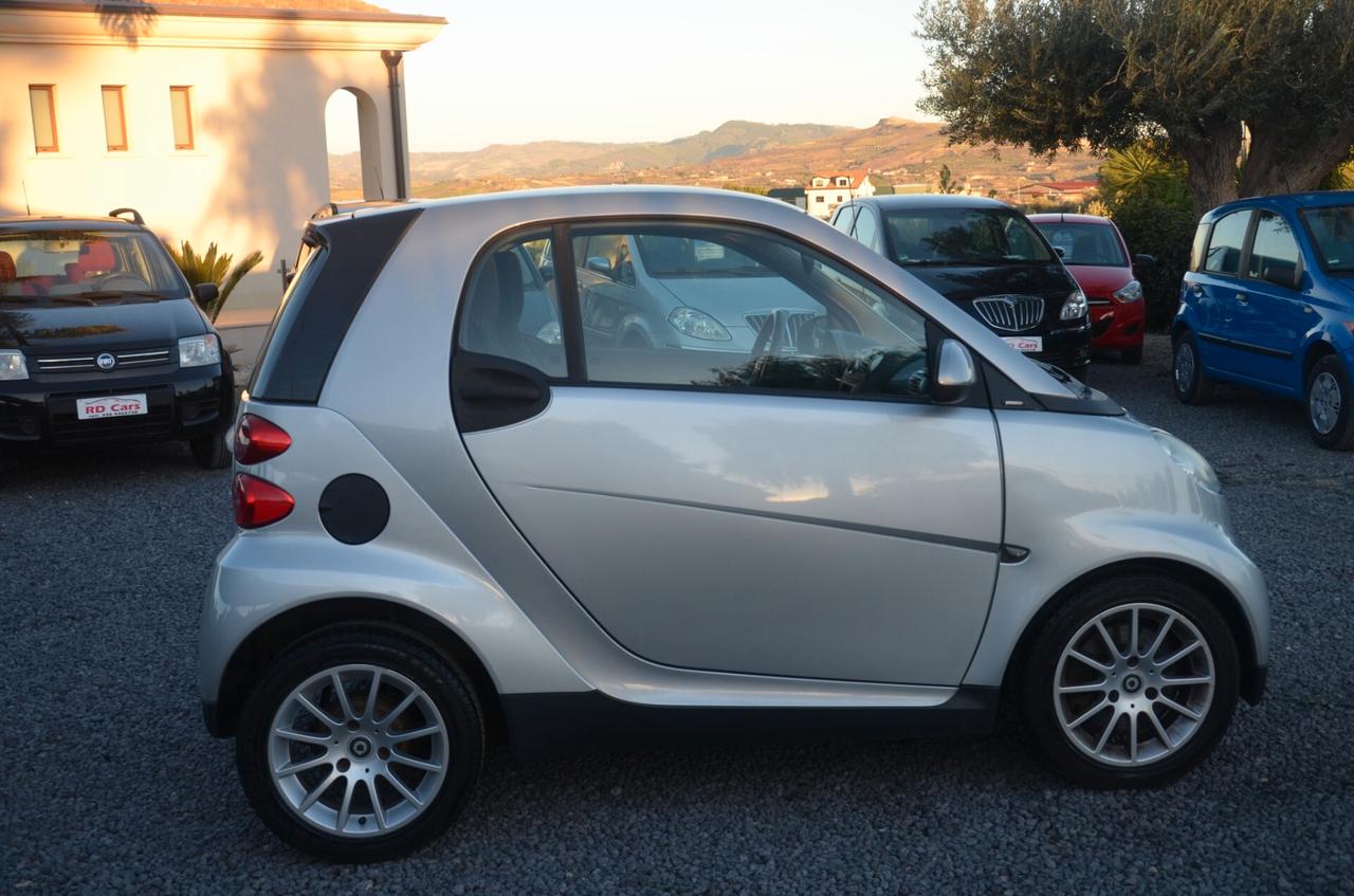 Smart fortwo. 1.0 benzina con tetto panoramico