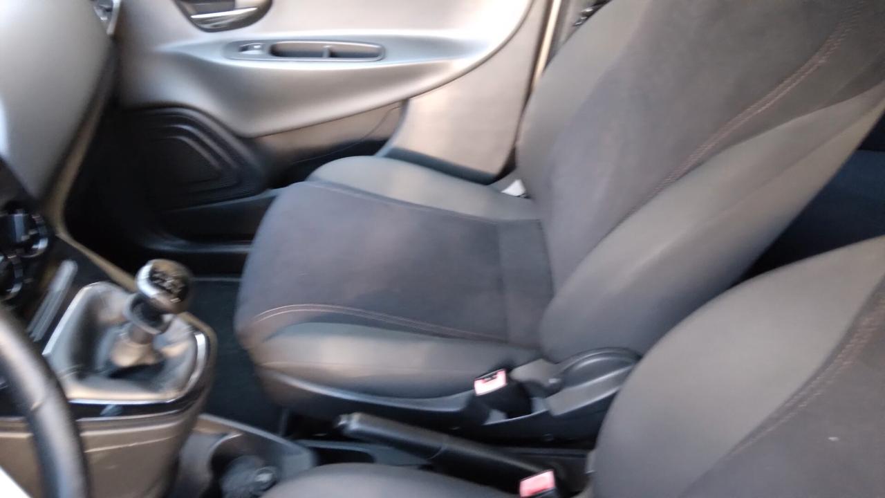 Lancia Ypsilon 1.2 69 CV Unyca