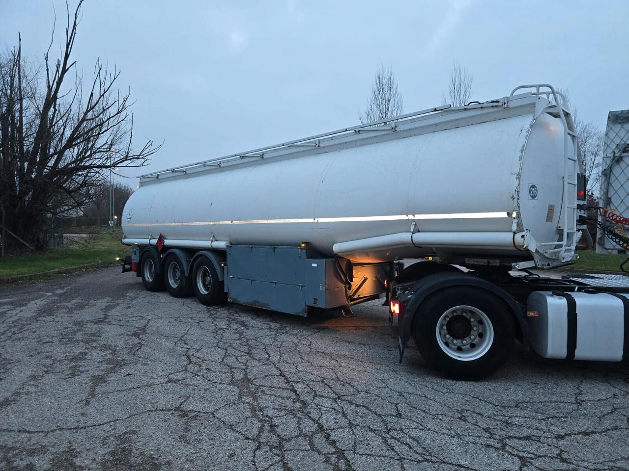 TRATTORE STRADALE RENAULT CON CISTERNA OMT