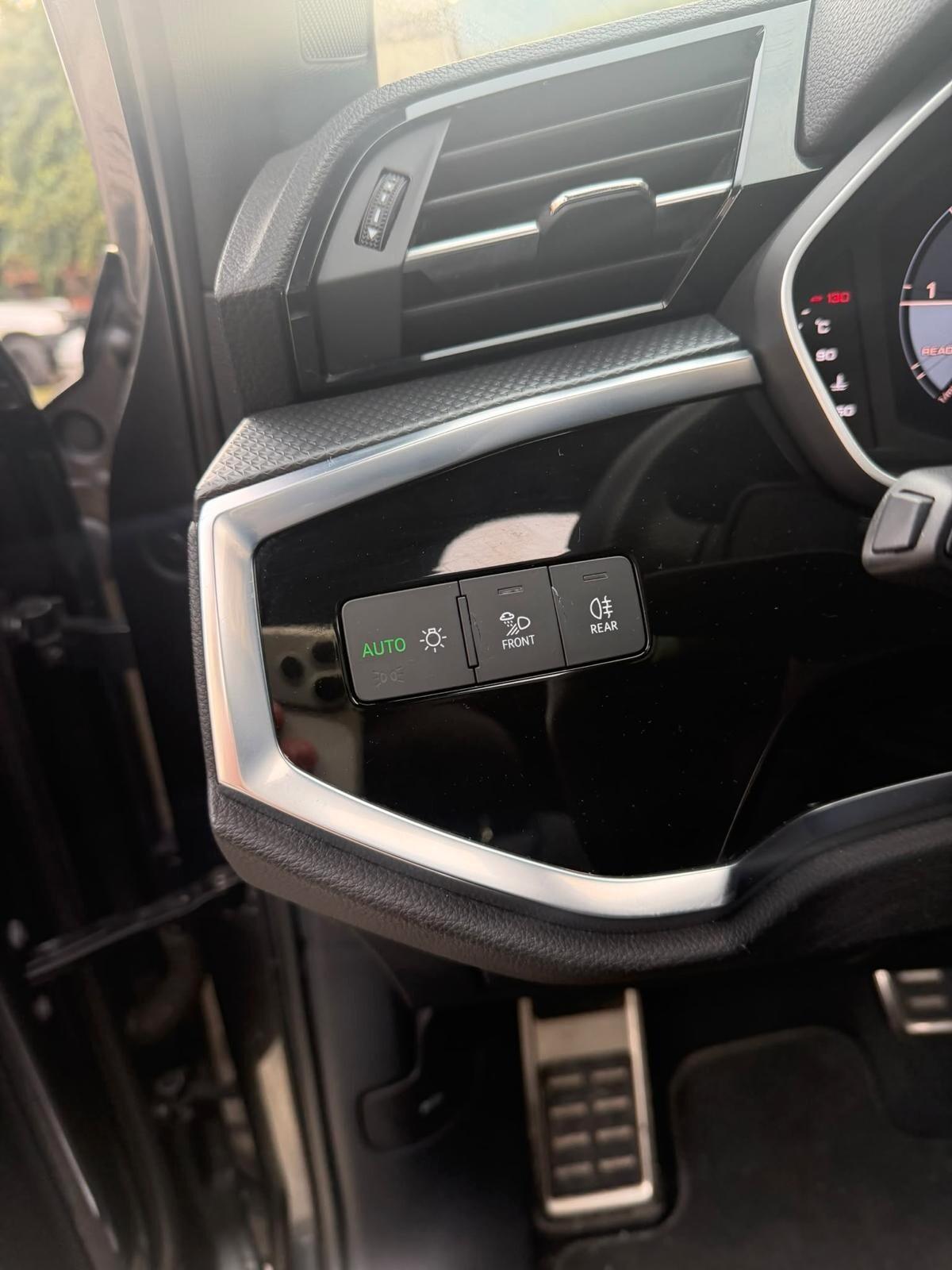 Audi Q3 35 TDI S tronic Identity Black