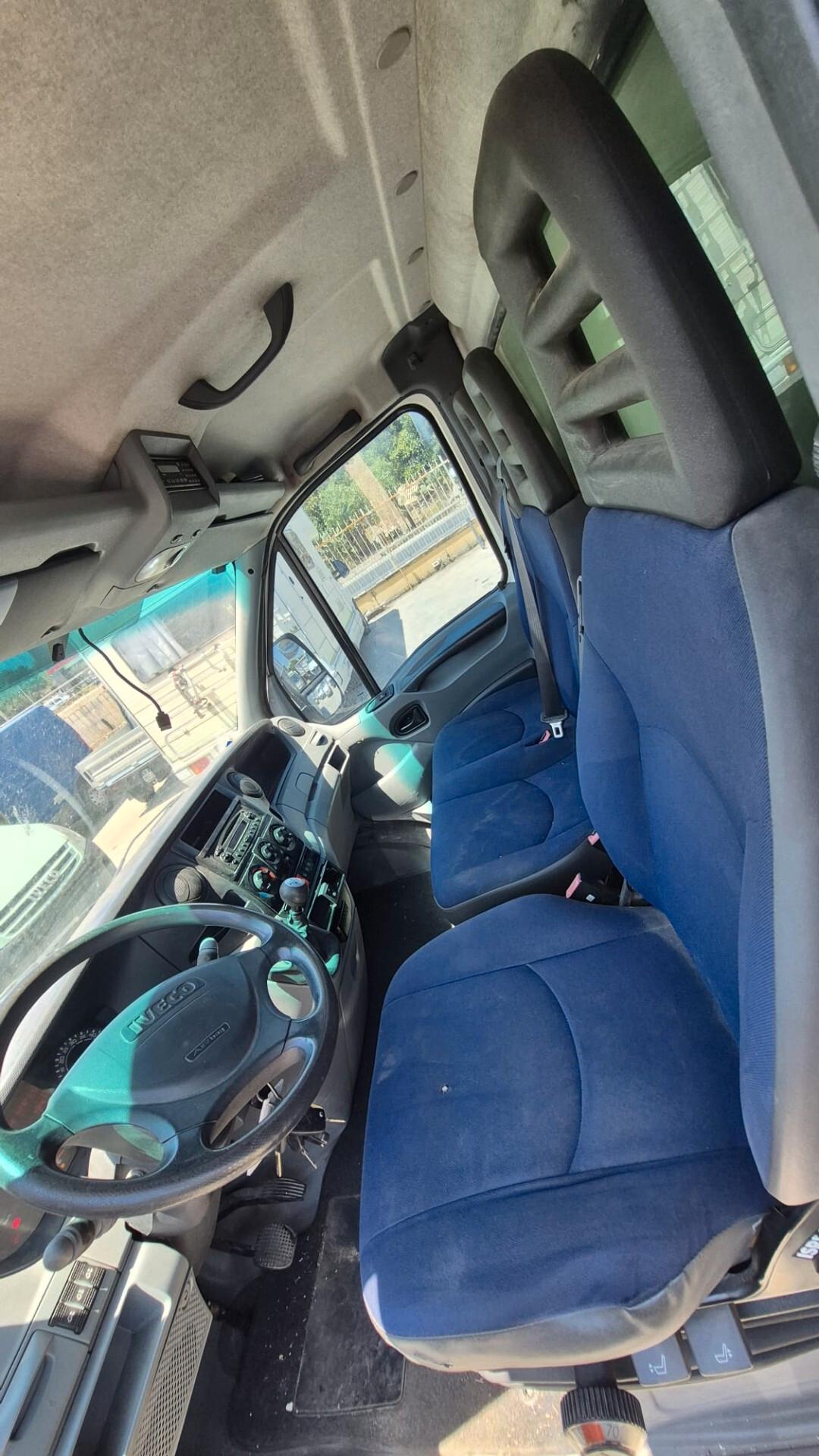 Iveco Daily con sponda caricatrice