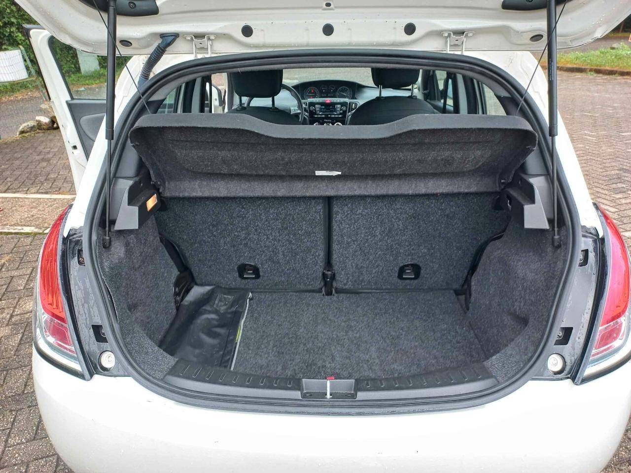 Lancia Ypsilon 1.0 FireFly 5 porte S&S Hybrid Ecochic Silver