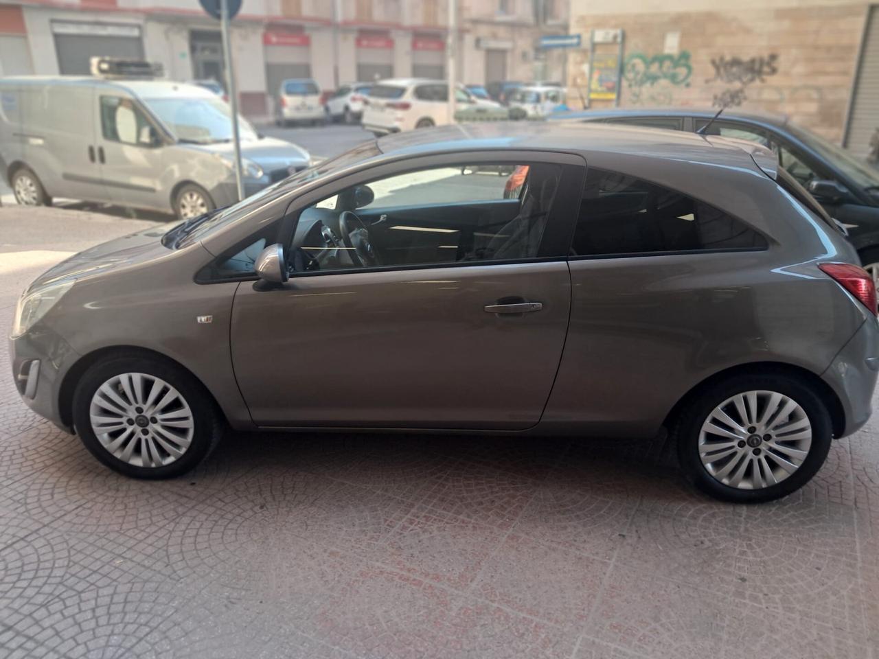 Opel Corsa 1.2 GPL-NEOPATENTATI-(2012)-Euri 4350