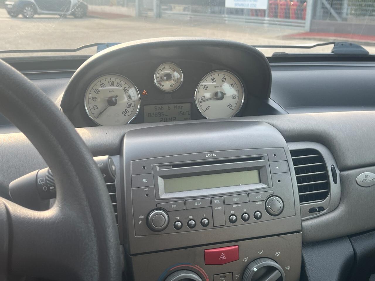 Lancia Ypsilon 1.2 Argento TETTO PANORAMICO APRIBILE ADATTA AI NEOPATENTATI