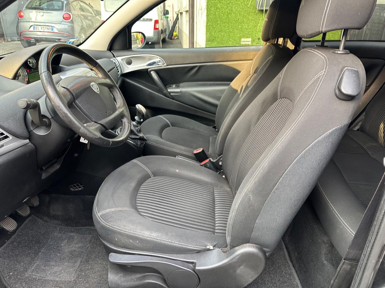 Lancia Ypsilon 1.4 16V Sport MomoDesign
