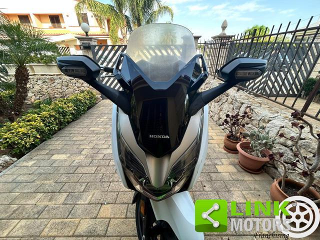 HONDA Forza 300 .