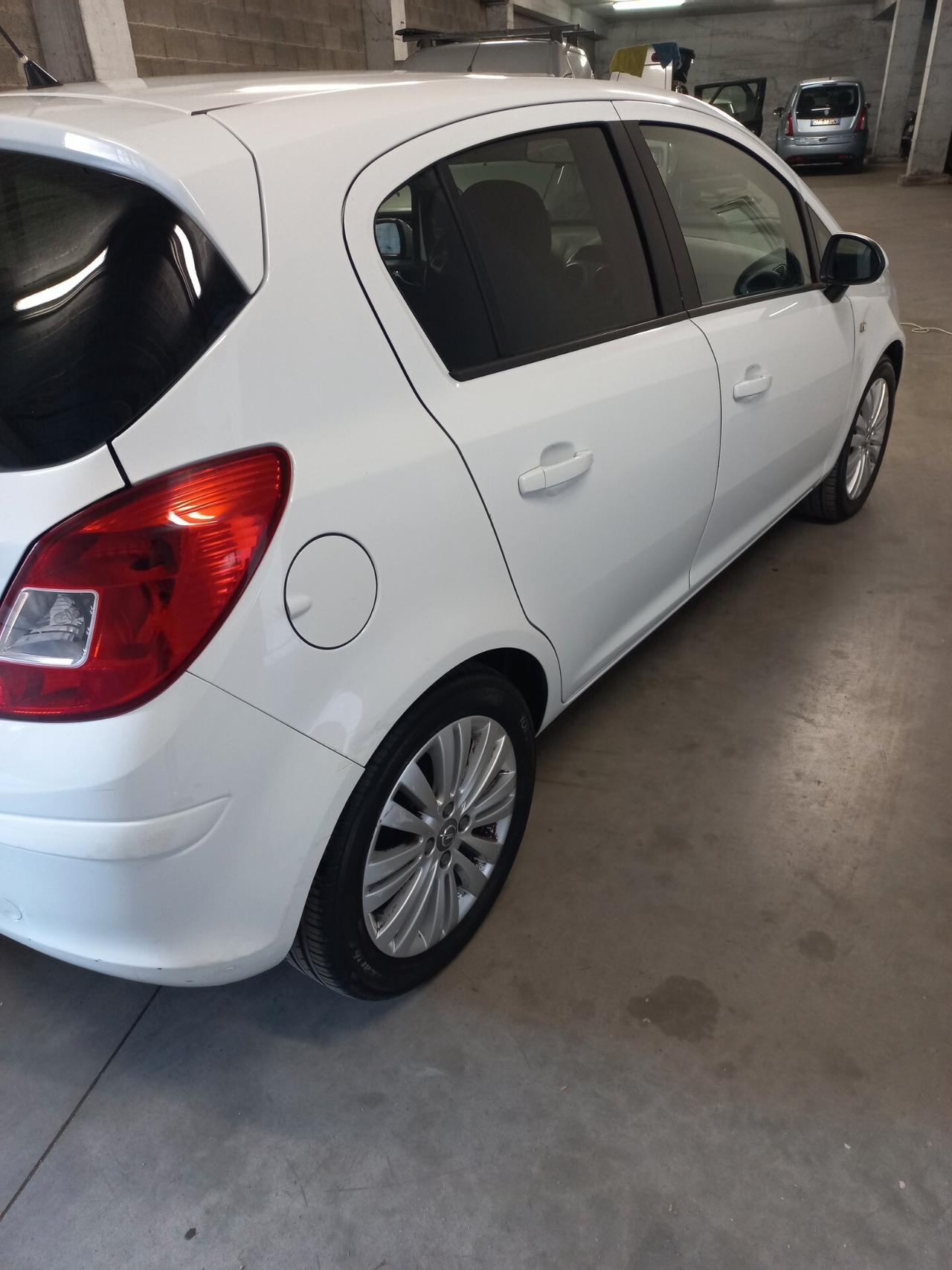 Opel Corsa 1.4 16V 5 porte Cosmo