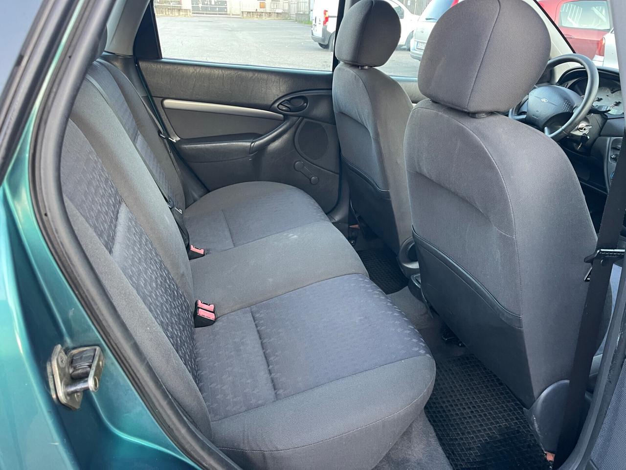Ford Focus 1.6i benzina uni prop