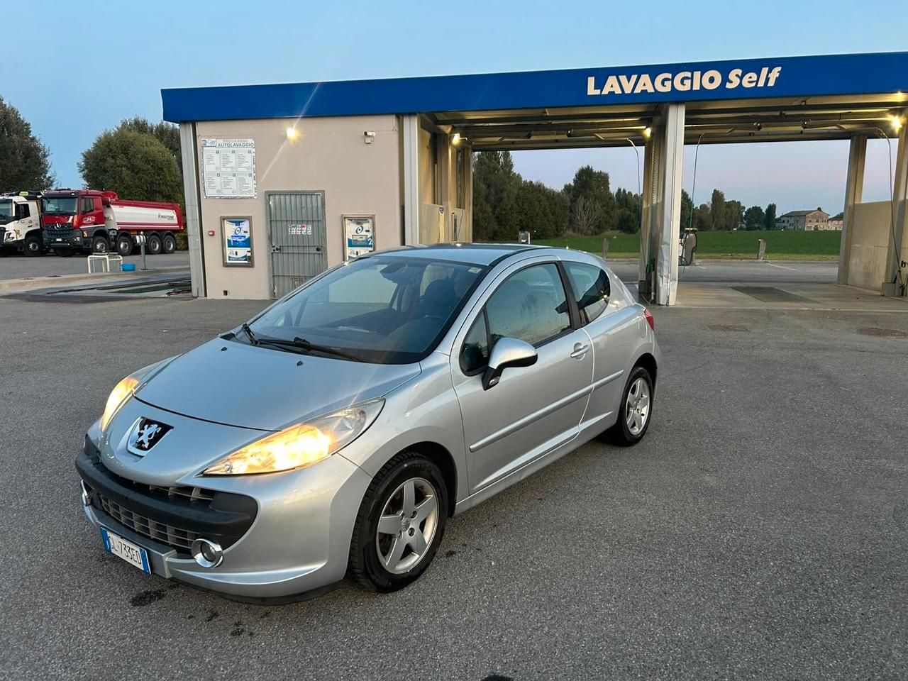 Peugeot 207 1.4 VTi 128000 km pari al nuovo unico proprietario