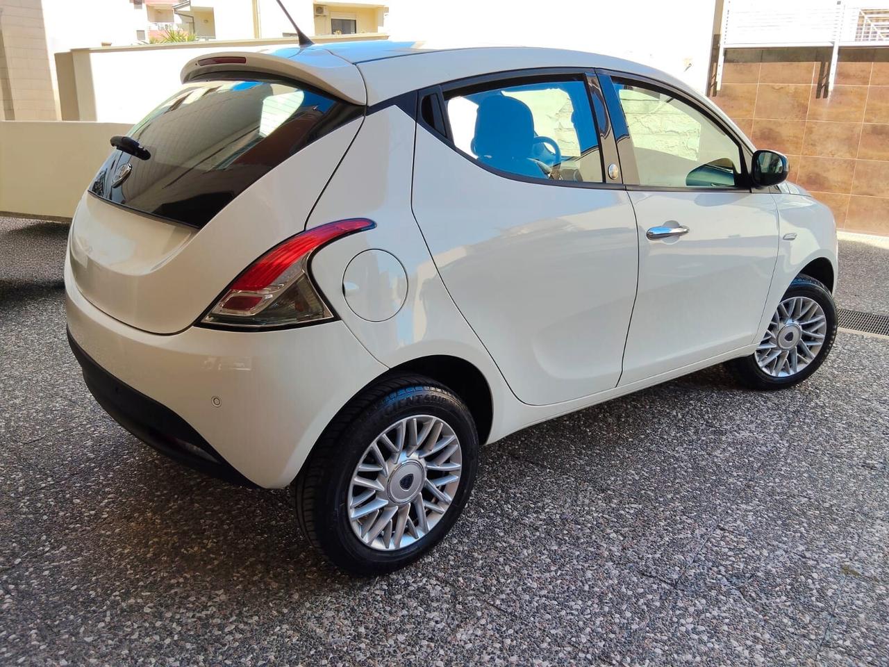 Lancia Ypsilon 0.9 TwinAir 85 cv Metano Ecochic Gold