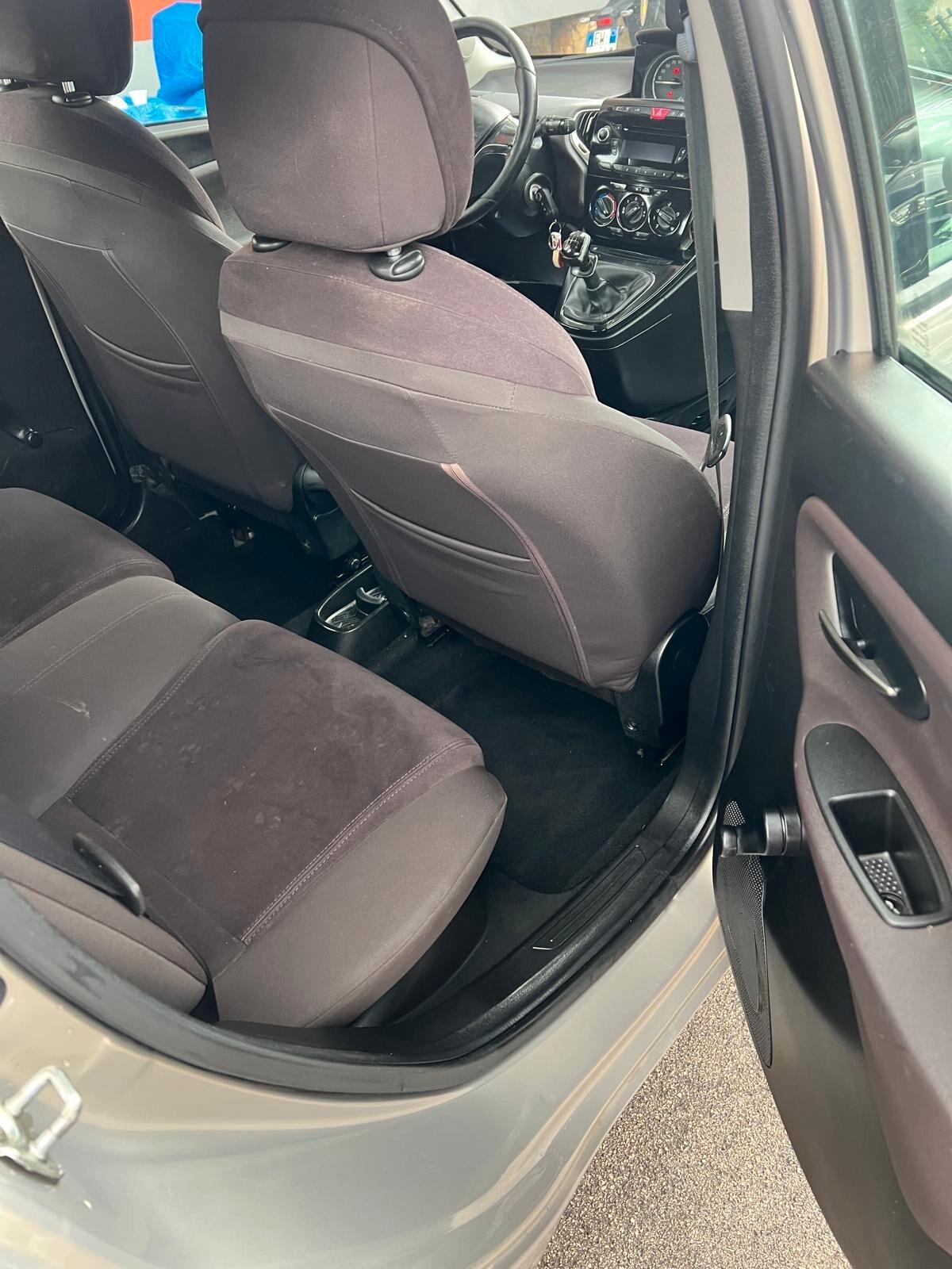 Lancia Ypsilon 0.9 TwinAir 85 CV 5 porte Metano Ecochic Silver