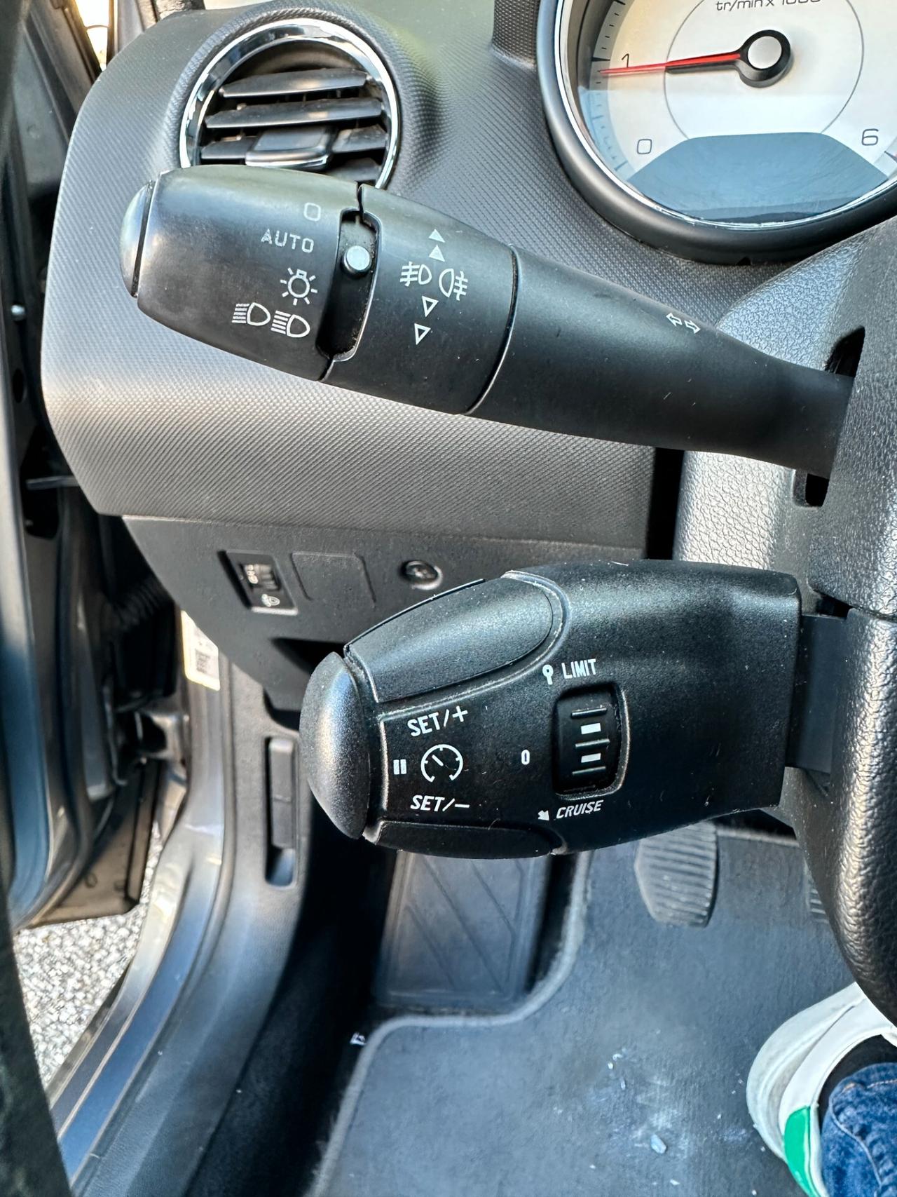 Peugeot 308 1.6 HDi 110CV 5p. Ciel Féline 2008