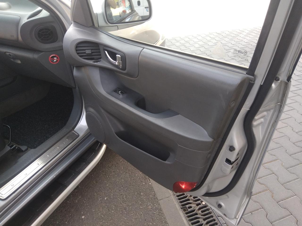 Hyundai Santa Fe 2.0 CRDi 125cv TD VGT 4WD Dynamic x neopatentati