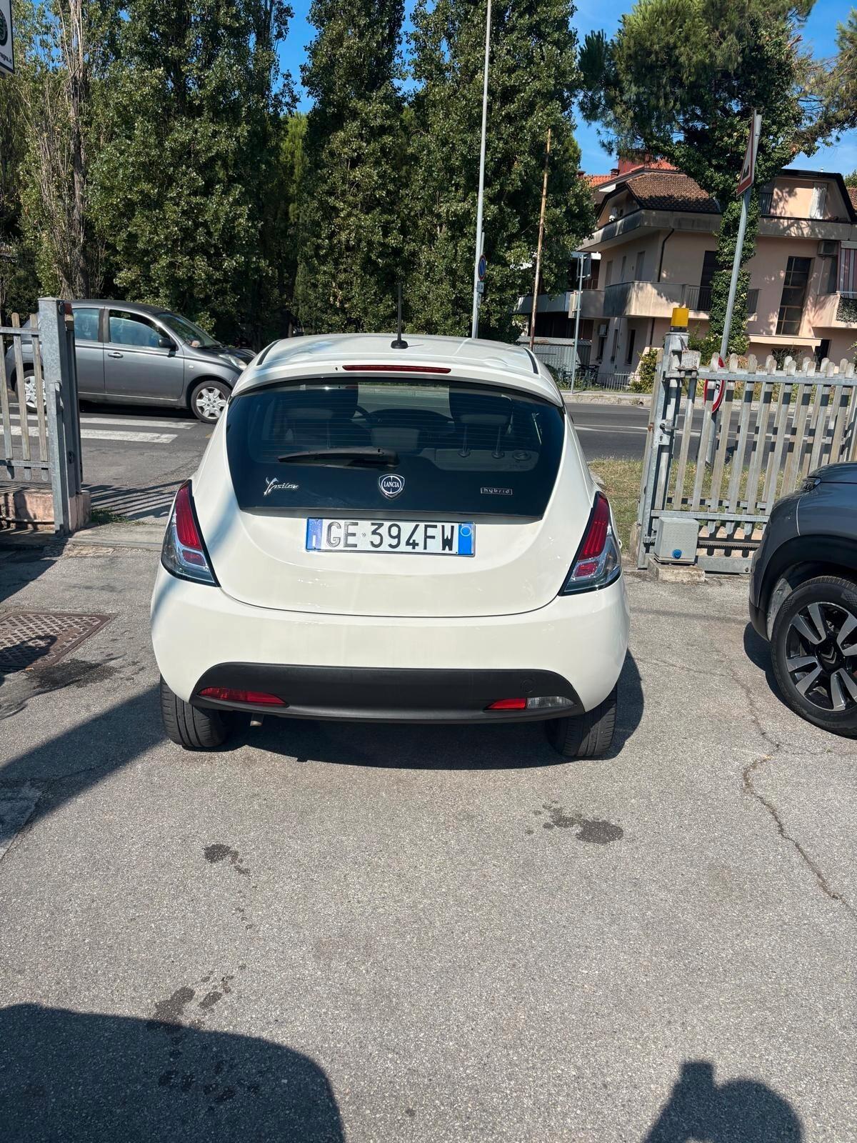 Lancia Ypsilon 1.0 FireFly 5 porte S&S Hybrid Ecochic Silver NESSUN VINCOLO