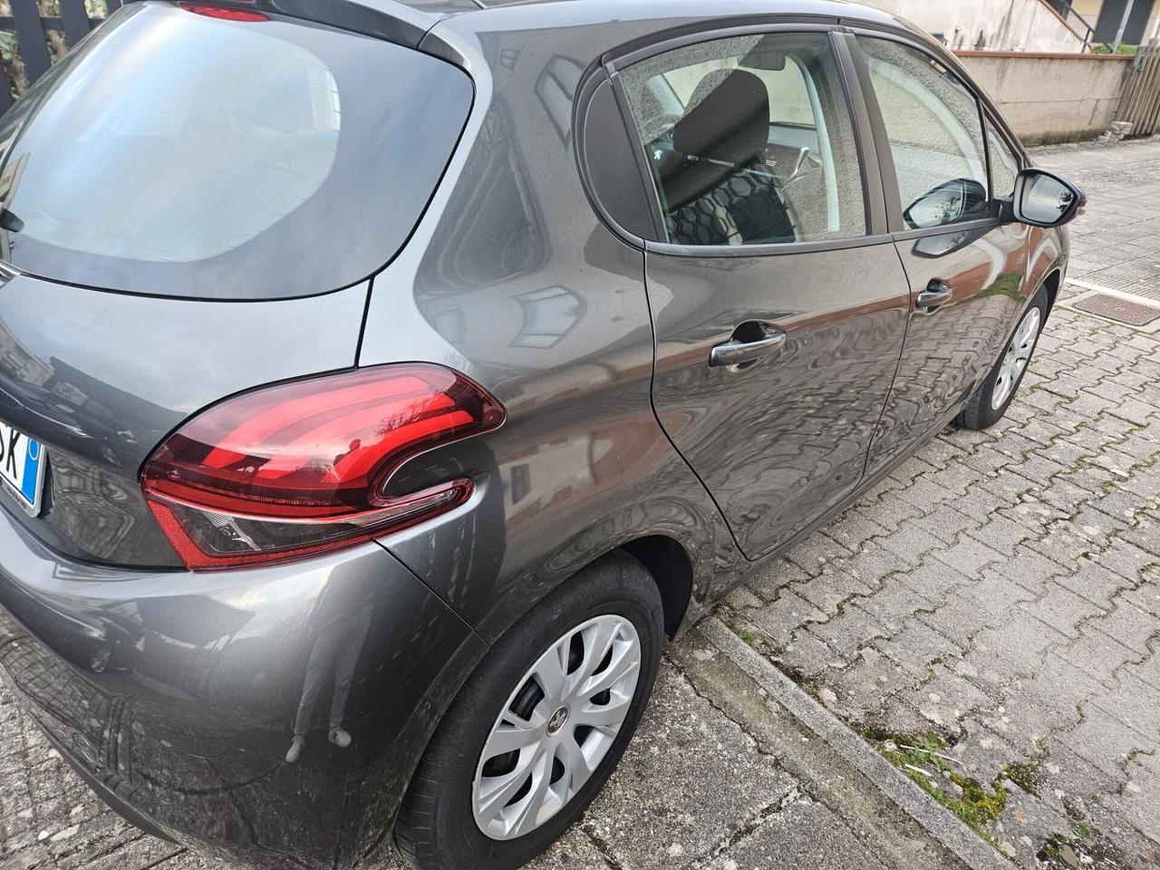 Peugeot 208 1.4 HDi 68 CV 5 porte OK NEOPATENTATI