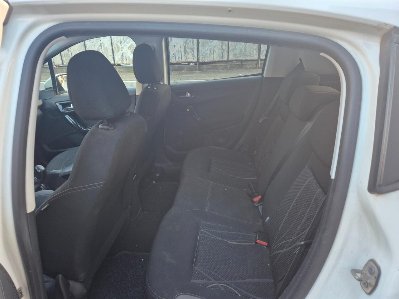 Peugeot 208 1.4 HDi 68 CV Neopatentati