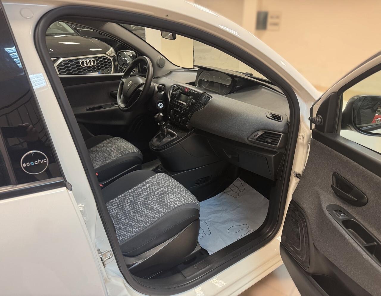 Lancia Ypsilon 1.0 FireFly 5 porte S&S Hybrid Ecochic Silver