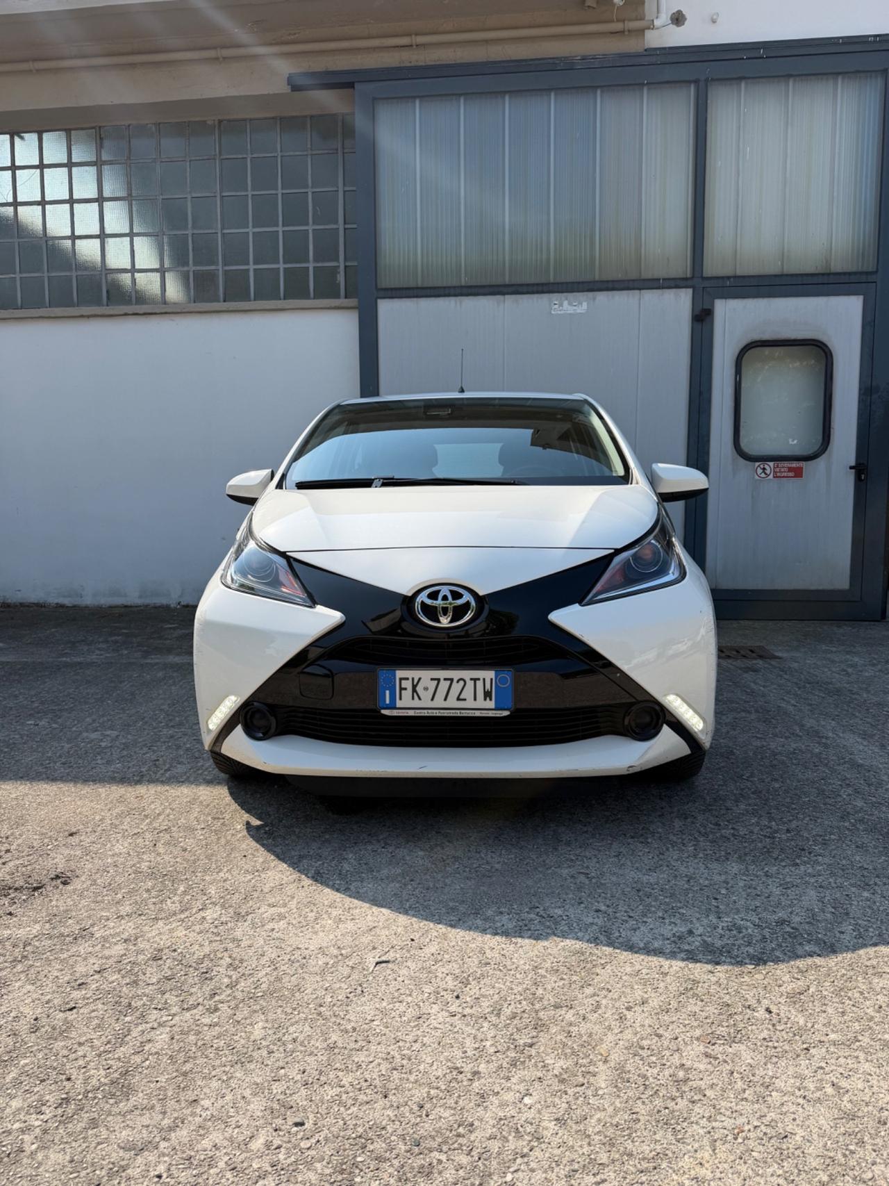 Toyota Aygo 1.0 VVT-i 69 CV 5 porte x-black TSS