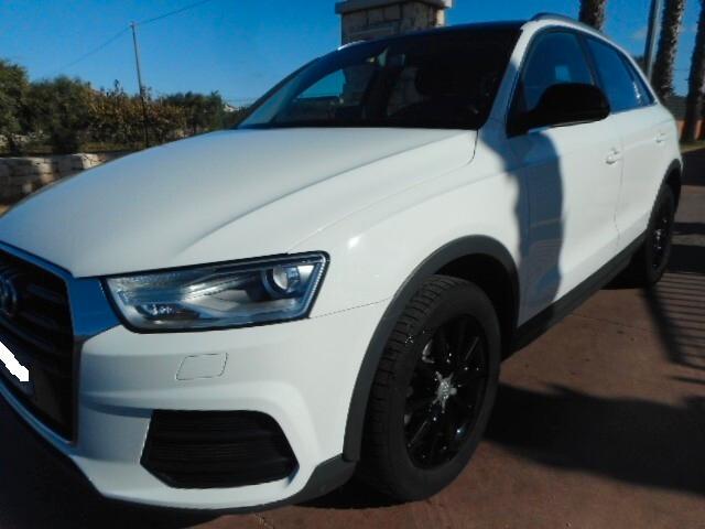 Audi Q3 2.0 TDI 120 CV BLACK & WHITE