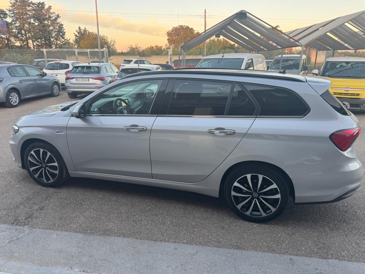 Fiat Tipo 1.6 Mjt SW Lounge Navi Retro Carplay