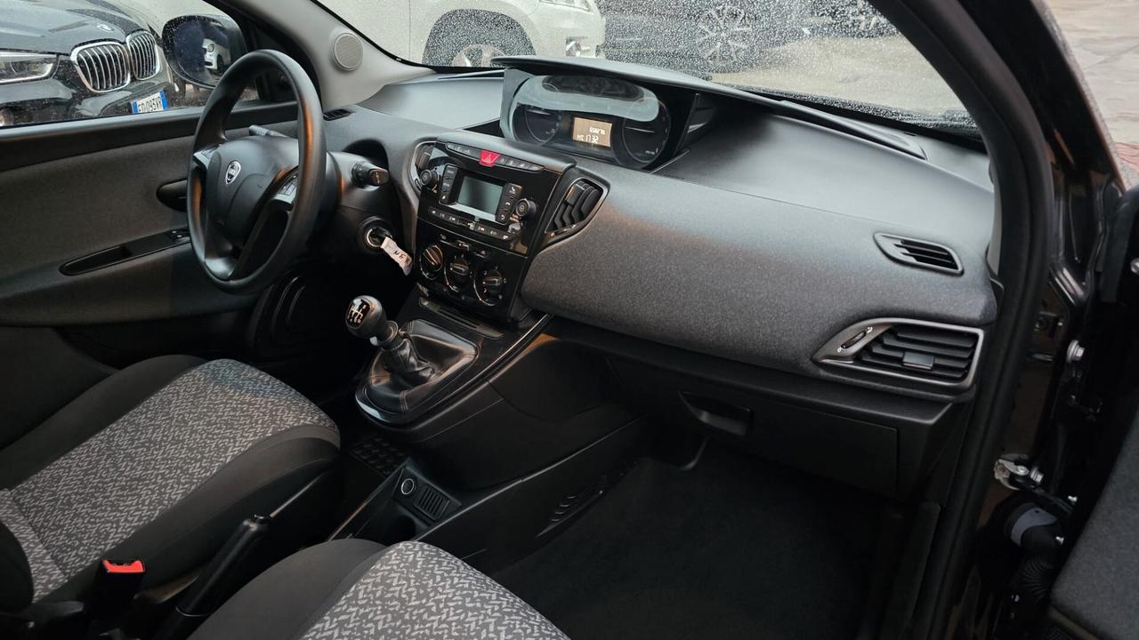 Lancia Ypsilon 1.0 FireFly 5 porte S&S Hybrid Silver