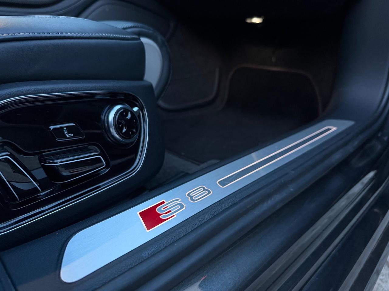 Audi S8 4.0 V8T BITURBO - FULL OPT - TAGLIANDATA -