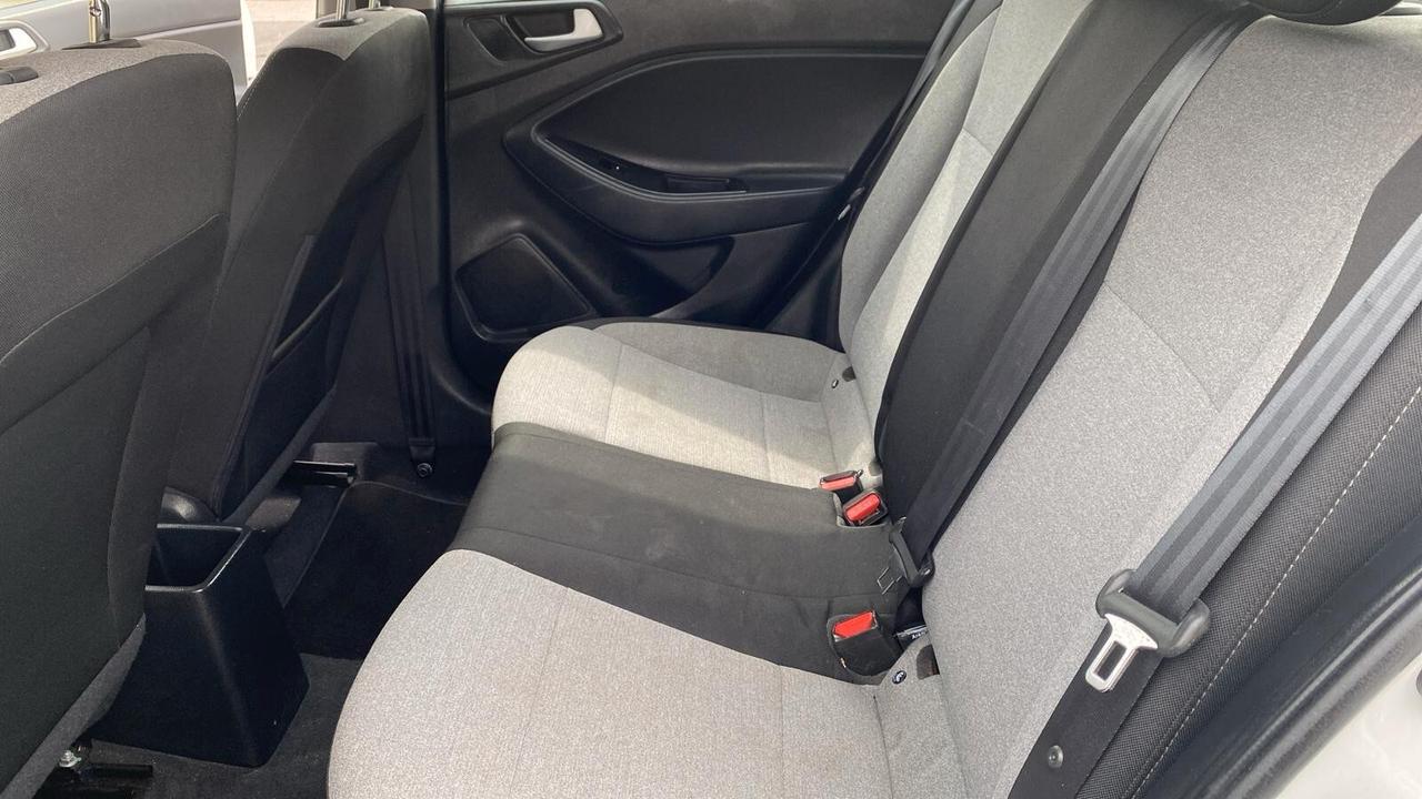 Hyundai i20 1.2 GPL 2016 – 115.000 km – perfetta Vendo Hyundai i20 GPL in condizioni davvero ottime, macchina tenuta con cura e sempre seguita. – anno 2016 – 115.000 km – benzina/GPL – unico proprietario – interni