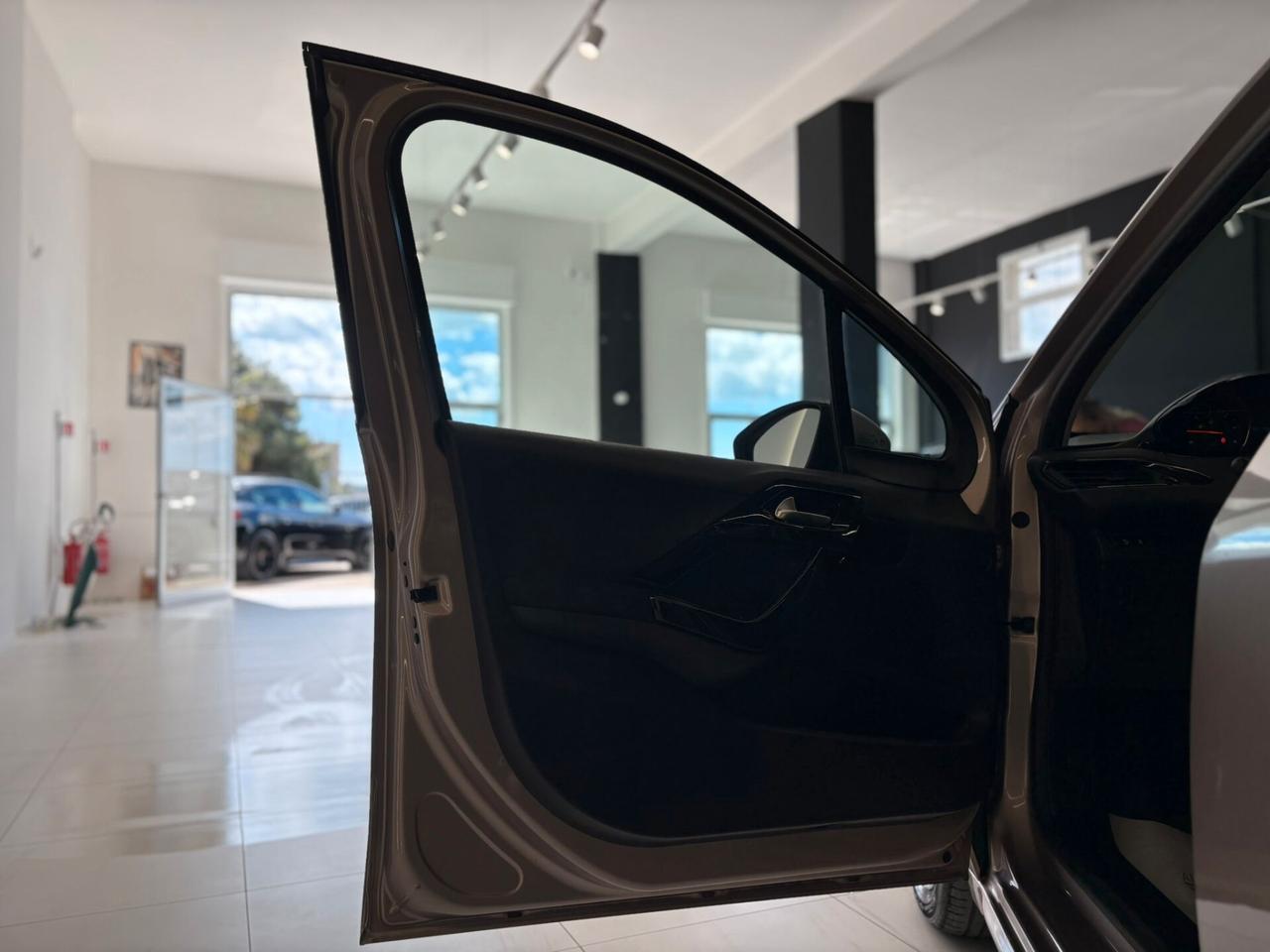 Peugeot 208 1.4 HDi 68 CV 5 porte Allure