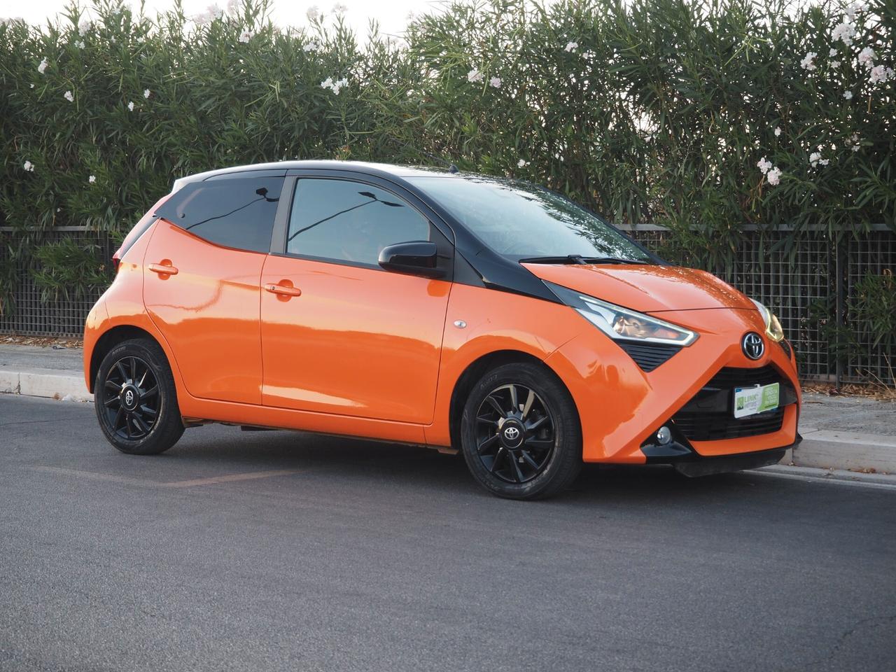 Toyota Aygo Connect orange 1.0 VVT-i 72 CV 5 porte x-wave