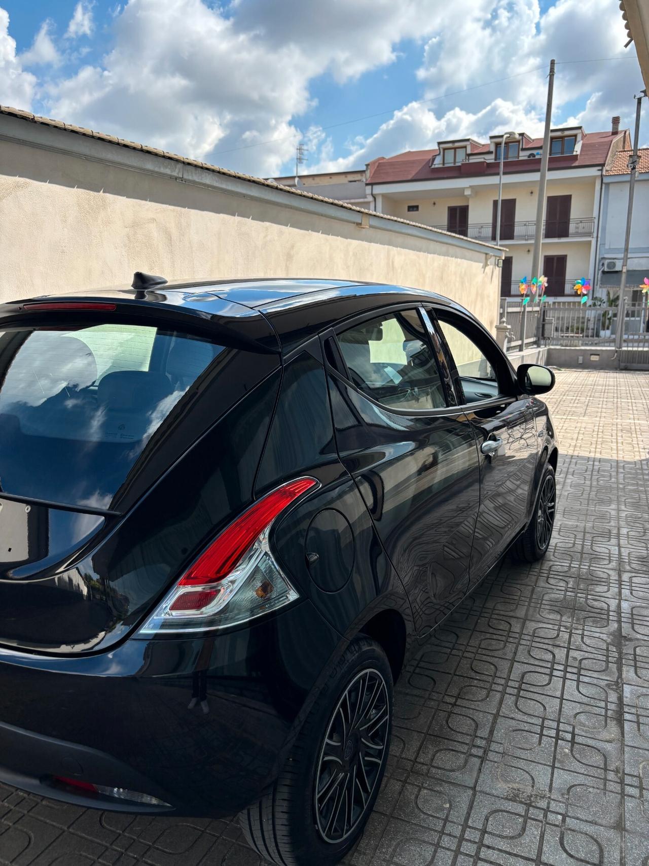 Lancia Ypsilon 1.0 FireFly 5 porte S&S Hybrid Oro