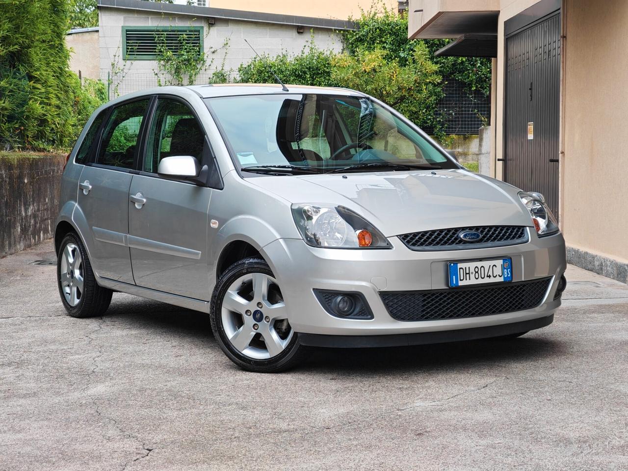 Ford Fiesta 1.2 BENZINA 75cv / 25.900km / Unipro
