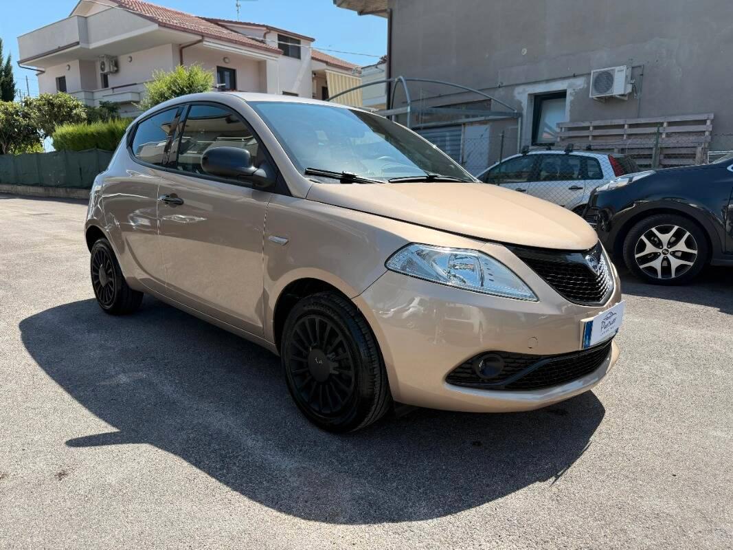 Lancia Ypsilon 1.0 firefly hybrid Gold s&s 70cv