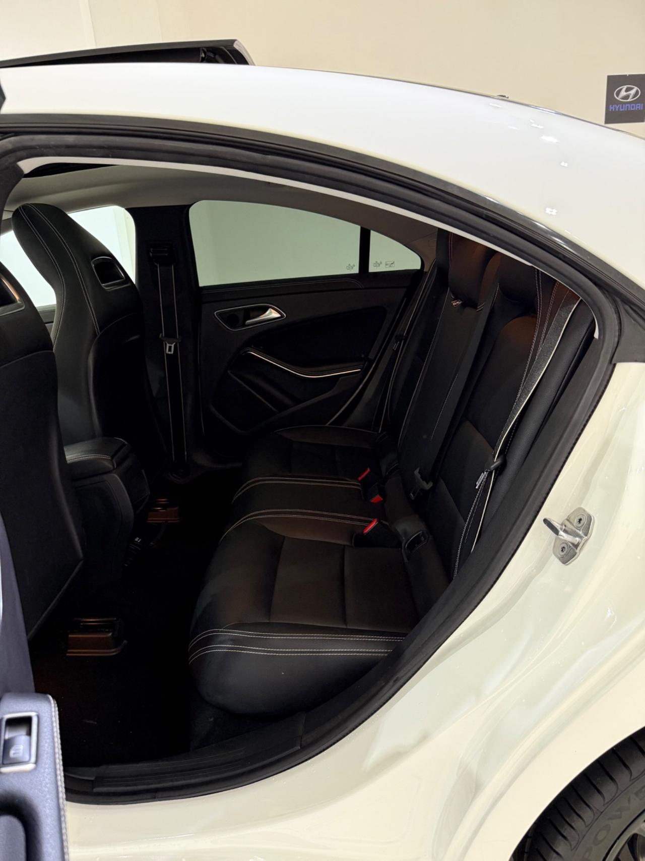 CLA 220 D AUTOMATIC PREMIUM TOTAL BLACK