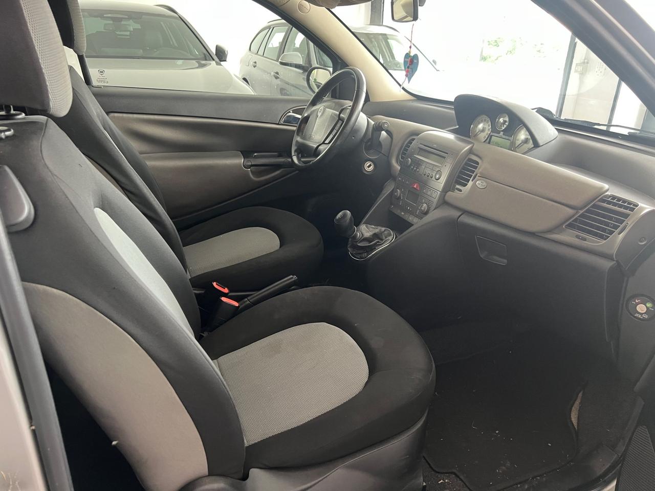 Lancia Ypsilon 1.4 16V Argento