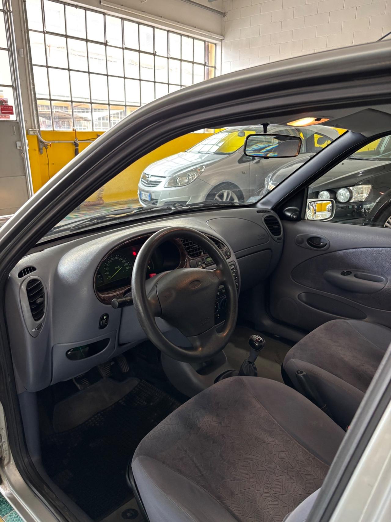 Ford Fiesta 1.2i 16V cat 5 porte Ghia