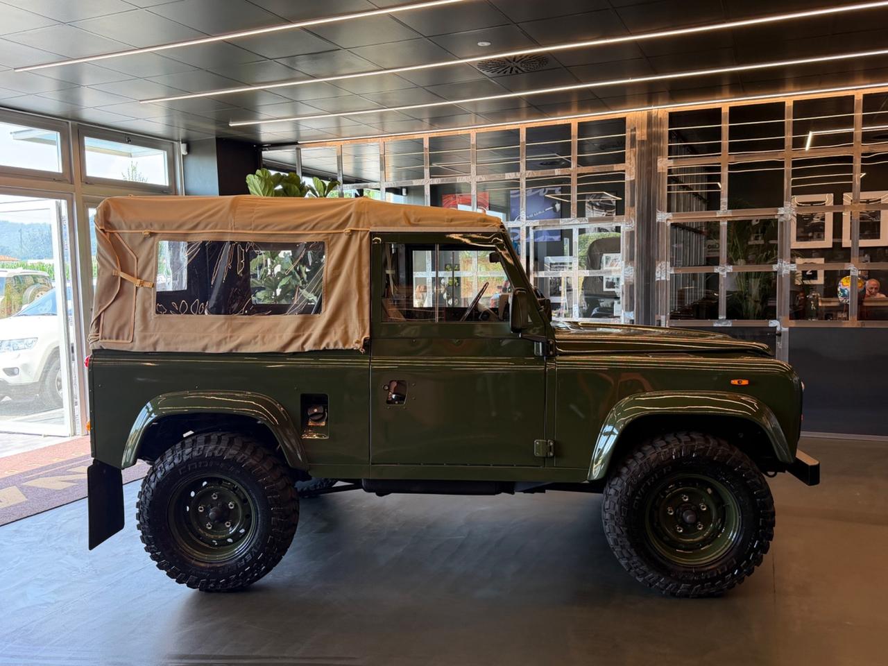 Land Rover Defender 90 diesel Soft-top 19J