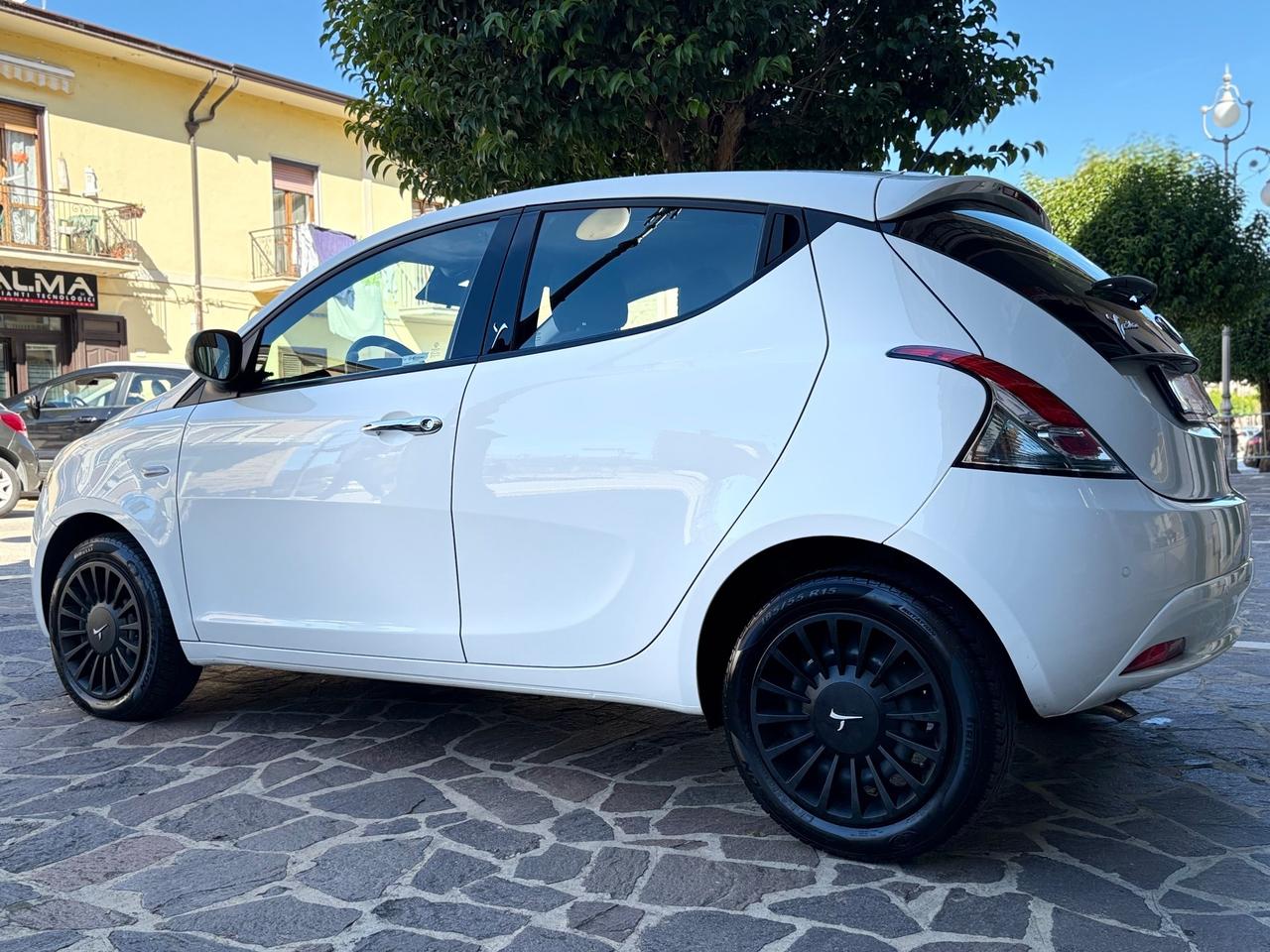Lancia Ypsilon 1.2 69 CV 5P Gold UCONNECT Blue&Me